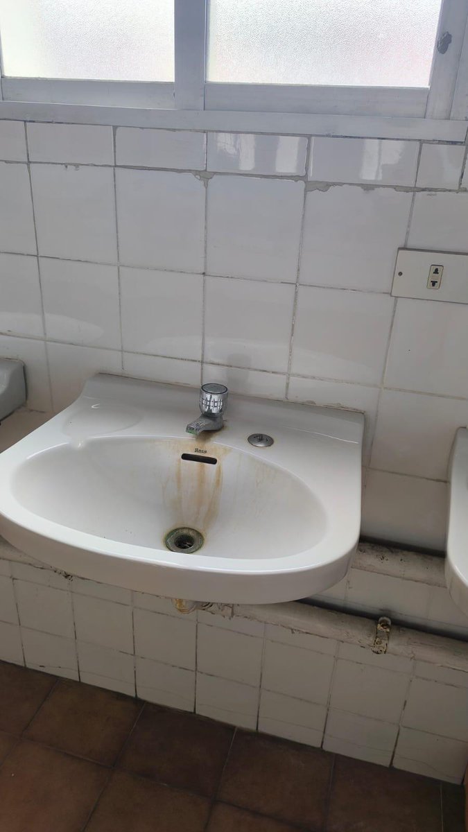 ufpol's tweet image. 🏚Alojamiento proporcionado por el Ministerio del Interior a l@s policías nacionales (UPR) desplegados en la isla de La Palma.

👉 Les importamos entre 0 y nada.

🗣No olvidaremos los continuos desprecios y humillaciones. #UPR #policía #lapalma