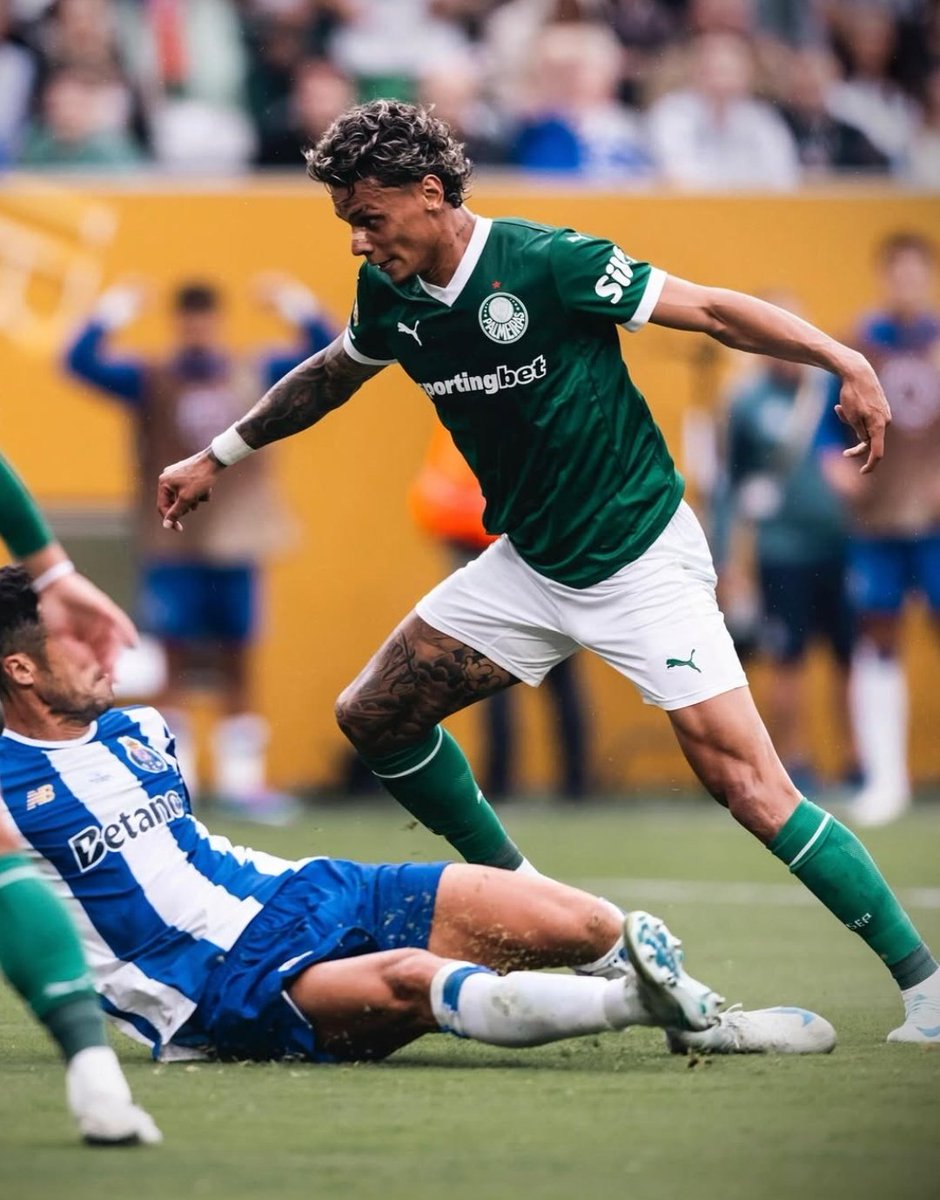💫 Jugó los 120 minutos (!!) de los octavos de final, manejó el mediocampo de Palmeiras a su gusto, en la mayoría del partido fue el mejor de su equipo y ASISTIÓ para sellar la clasificación a cuartos del mundial de clubes.

Richard Ríos, 25 años, colombiano y crack. 🇨🇴🇧🇷