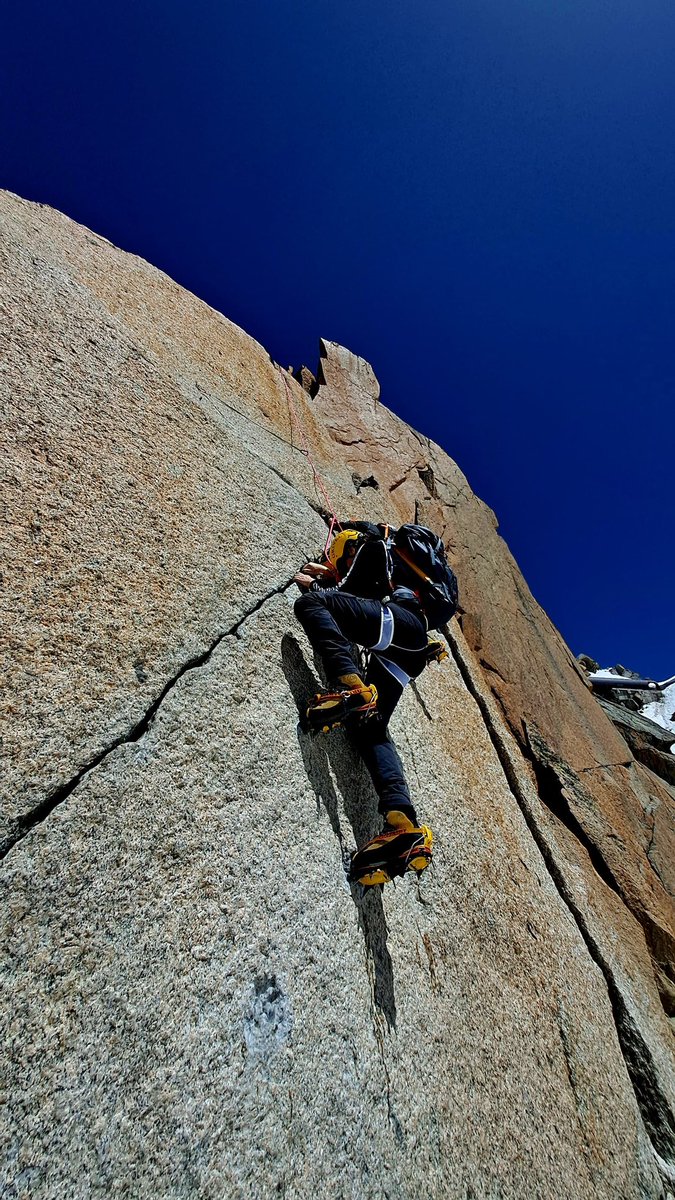 Cosmiques Birthday
🏔️🎒❄️⛏️😎🇫🇷
One of our teams celebrated their birthday yesterday on the Arete des Cosmiques. Awesome photos from guides Juan and Luca, leading two different teams.

〽️ icicle-mountaineering.ltd.uk/courses.html

📍Arête des Cosmiques, Aiguille du Midi 3842m

#chamonix #climbing