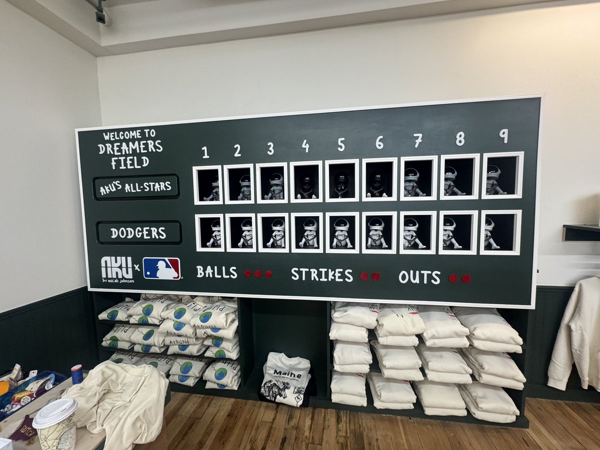 dcwelch_24's tweet image. A little bit of a different form of Pro Ball Hoosiers today at Micah Johnson’s Dreams Store in York, Maine.
