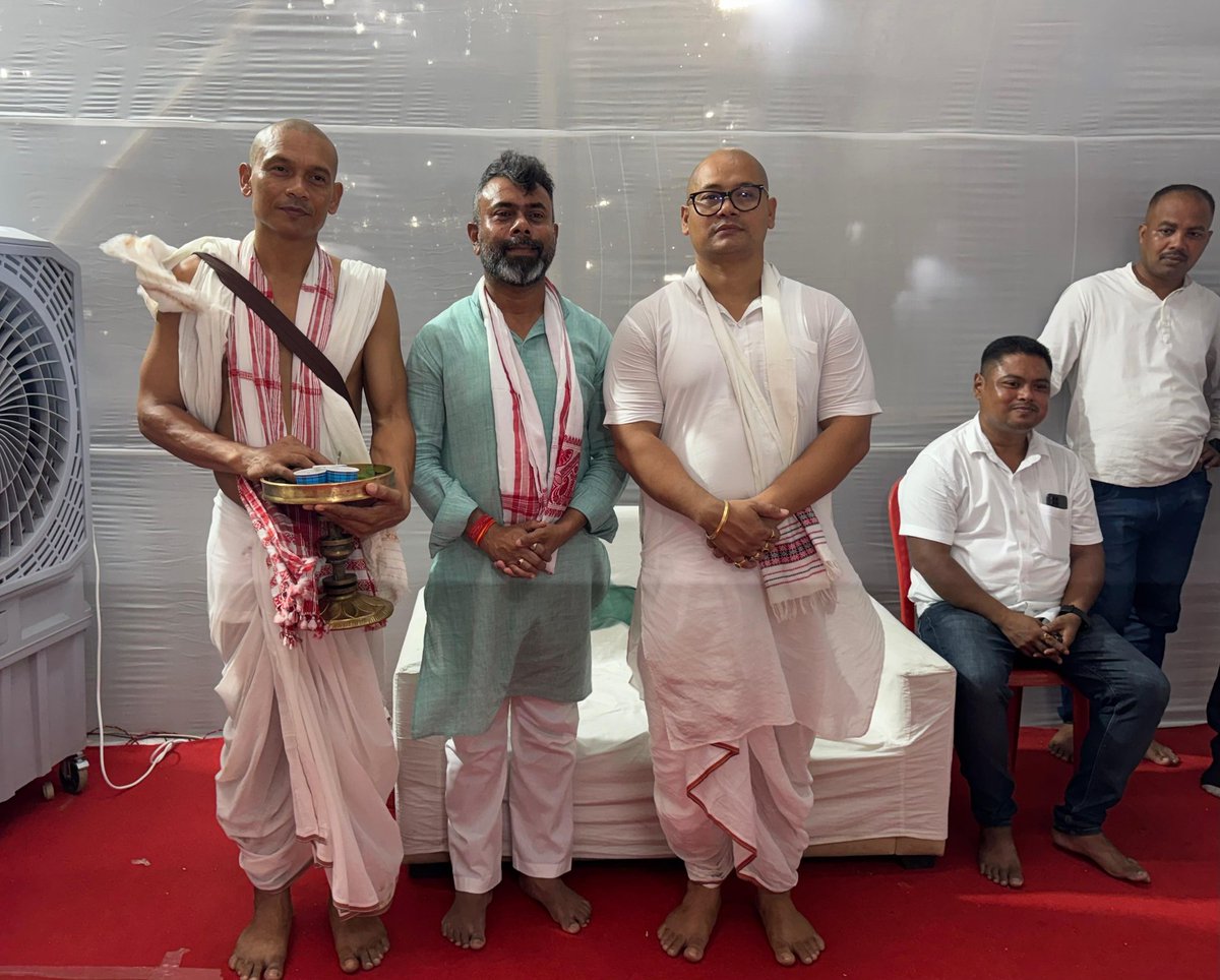 RKurmiOfficial's tweet photo. Humbled to join Shri Basanta Gogoi, President of #ATASU, at the Adya Shraddha of his father, Late Premo Gogoi, a respected social worker from Chiripuria village, Sivasagar.

Paid my heartfelt tributes and offered prayers for the departed soul. https://t.co/AAOW5Q2xHx