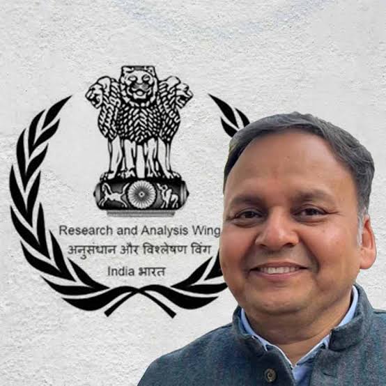 Sirohikiaawaz's tweet photo. #पराग_जैन #ParagJain #RAWChief #IndiaIntelligence #NationalSecurity #IPS1989Batch
पराग जैन बने नए RAW चीफ, रवि सिन्हा की जगह लेंगे जिम्मेदारी
वरिष्ठ IPS अधिकारी पराग जैन को भारत की प्रमुख खुफिया एजेंसी रिसर्च एंड एनालिसिस विंग (RAW) का नया प्रमुख नियुक्त किया गया है, वे 30 जून को सेवानिवृत्त हो रहे वर्तमान RAW चीफ रवि सिन्हा का स्थान लेंगे,
पराग जैन 1989 बैच के पंजाब कैडर के आईपीएस अधिकारी हैं और देश की आंतरिक एवं बाहरी सुरक्षा से जुड़े कई अहम दायित्वों को संभाल चुके है, खुफिया कार्यों में उनका व्यापक अनुभव, रणनीतिक सोच और तकनीकी समझ उन्हें इस जिम्मेदारी के लिए उपयुक्त बनाती है,
RAW (रॉ) का प्रमुख पद देश की विदेशी खुफिया नीति और रणनीतिक सुरक्षा तंत्र का हिस्सा होता है, जो आतंकवाद, सीमापार साजिशों और जासूसी नेटवर्कों की निगरानी जैसे कार्यों में महत्वपूर्ण भूमिका निभाता है,
रवि सिन्हा, जिन्होंने 2023 में RAW प्रमुख का पद संभाला था, का कार्यकाल 30 जून को समाप्त हो रहा है, पराग जैन के नेतृत्व में अब यह देखना होगा कि RAW किस दिशा में रणनीतिक फैसले लेती है, खासकर ऐसे समय में जब भारत की सीमाएं और वैश्विक कूटनीति नई चुनौतियों से जूझ रही हैं।
@IPS_Association @NIA_India @PIBHomeAffairs @CBIHeadquarters @HMOIndia