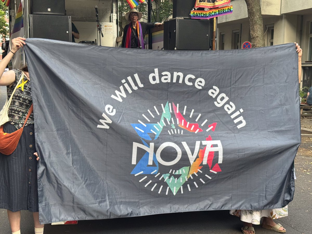 Itisunderallpig's tweet photo. #b2806 EAST PRIDE BERLIN 2025

We are dancing again. Greetings to Budapest https://t.co/Lp5qmrdZn2