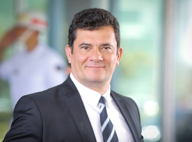 Ora, ora, ora... quem diria, hein? O autoproclamado "paladino da moral", Sérgio Moro, agora tem seu nome citado em uma investigação da própria Polícia Federal sobre desvios milionários que envolvem aposentados do INSS. Segundo reportagem do UOL (25/06/2025), a PF encontrou