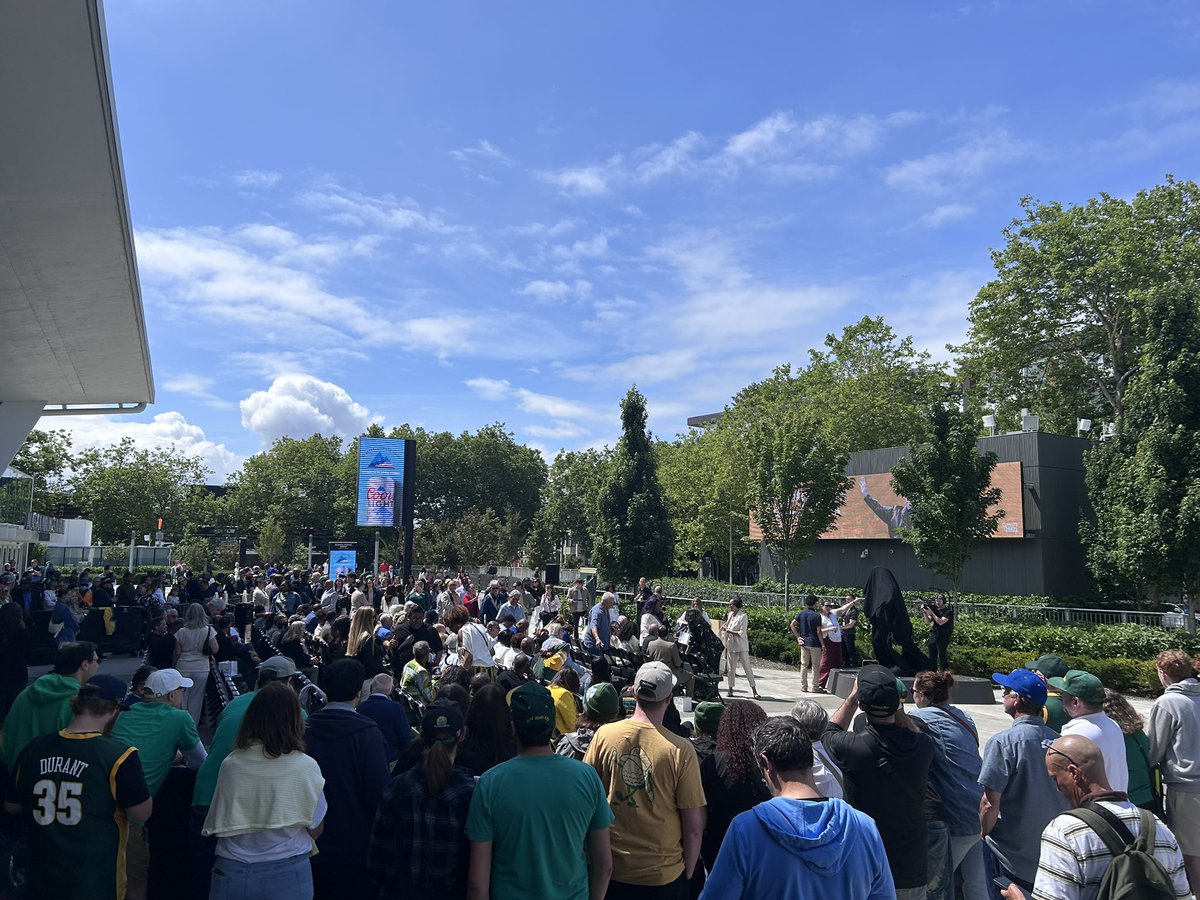 Circling Seattle Sports (@circlingsports) on Twitter photo Here for Lenny Wilkensā statue unveiling outside of <a href="/ClimateArena/">Climate Pledge Arena</a>!
Video, photos, and a write up to come!
#SeattleSupersonics #SeattleSports Here for Lenny Wilkensā statue unveiling outside of <a href="/ClimateArena/">Climate Pledge Arena</a>!
Video, photos, and a write up to come!
#SeattleSupersonics #SeattleSports