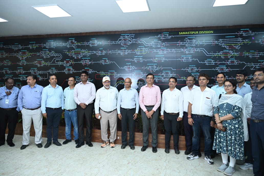 spjdivn's tweet image. महाप्रबंधक,पूर्व मध्य रेल, श्री छत्रसाल सिंह द्वारा मंडल रेल कार्यालय में नवनिर्मित #StateOfTheArt #नियंत्रणभवन  का उद्घाटन किया गया। इसके बन जाने से मंडल में ट्रेनों का परिचालन सुगम होगा। इस अवसर पर मंडल रेल प्रबंधक श्री विनय श्रीवास्तव तथा अन्य अधिकारी उपस्थित थे।