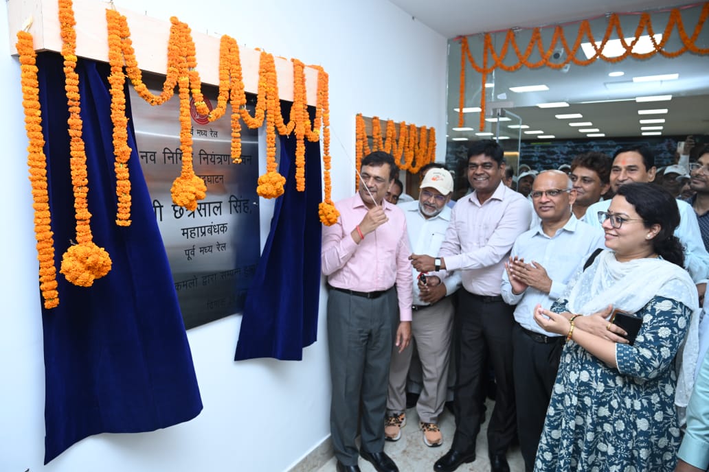 spjdivn's tweet image. महाप्रबंधक,पूर्व मध्य रेल, श्री छत्रसाल सिंह द्वारा मंडल रेल कार्यालय में नवनिर्मित #StateOfTheArt #नियंत्रणभवन  का उद्घाटन किया गया। इसके बन जाने से मंडल में ट्रेनों का परिचालन सुगम होगा। इस अवसर पर मंडल रेल प्रबंधक श्री विनय श्रीवास्तव तथा अन्य अधिकारी उपस्थित थे।