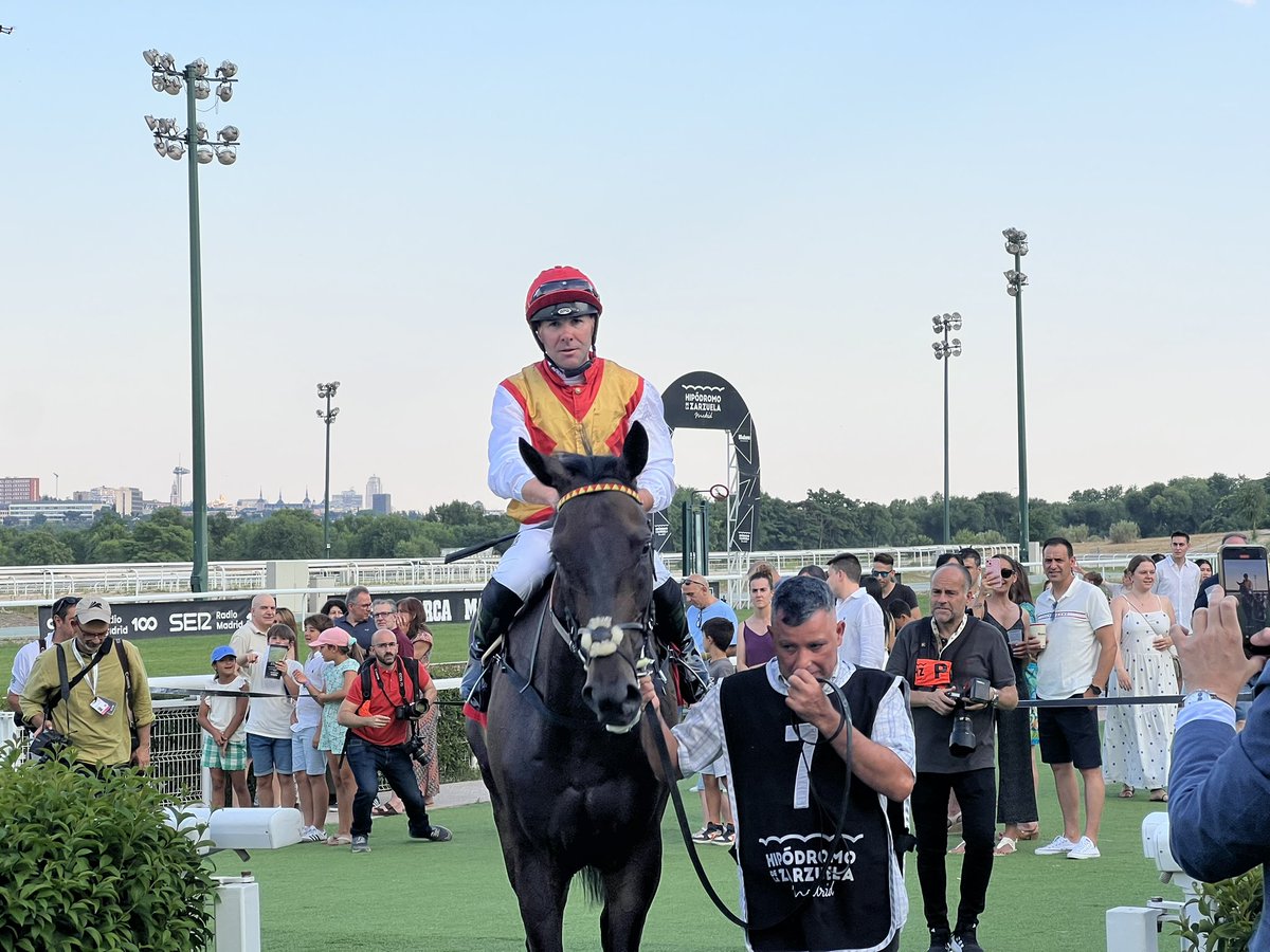 HipodromoMadrid's tweet photo. Enhorabuena a la Cuadra Pinna Fidelis por la victoria de Trade Honor en el Premio El Paรญs (1980/1981/1982) patrocinado por @hola. Preparaciรณn de @ArizkorretaR y monta de @JanacekVaclav . ๐๐ https://t.co/Y8hmELRz4S