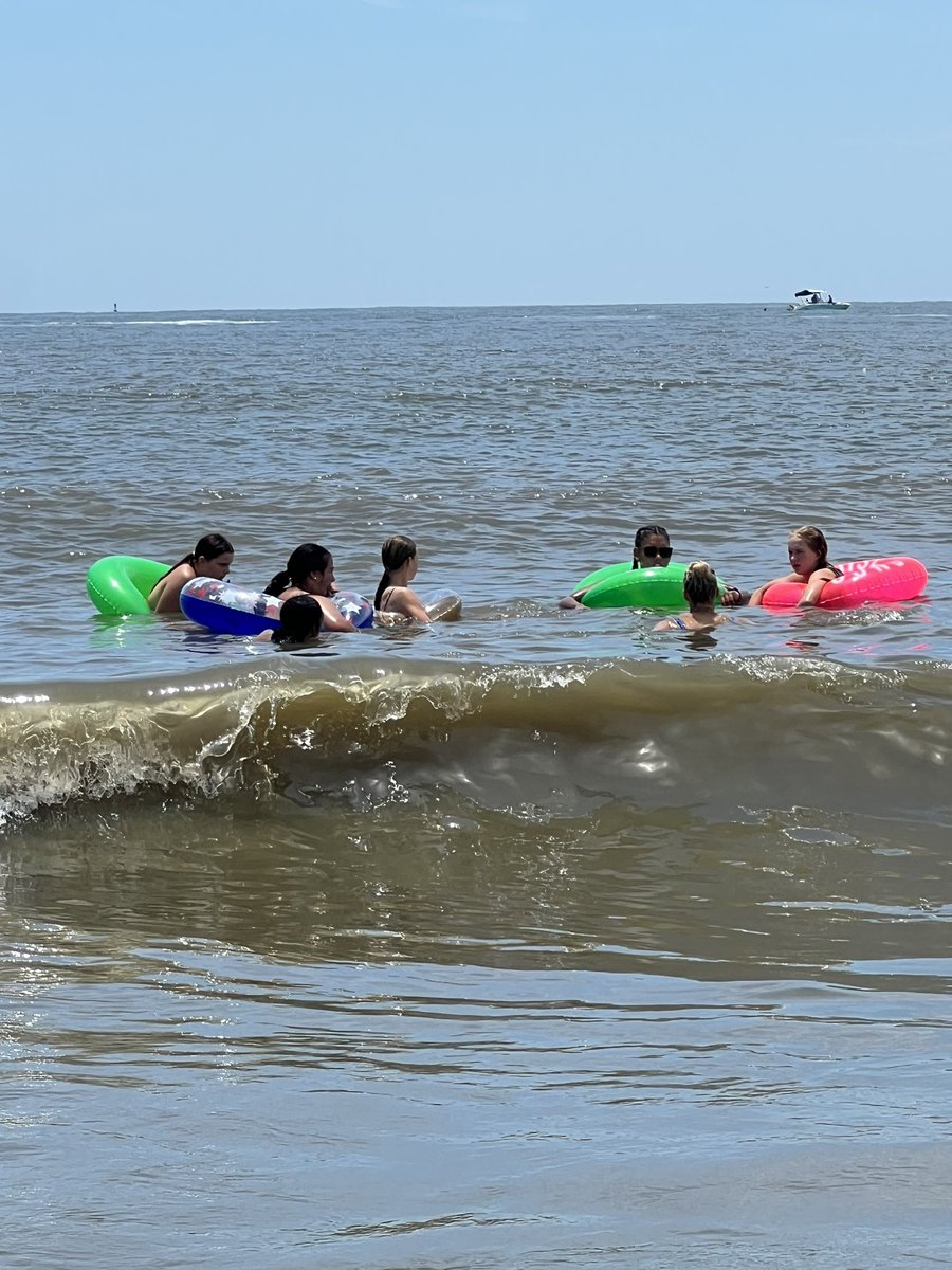 GirlsToombs's tweet image. Today started with 8am breakfast and devotional.🍳📖 

We believe that it’s BIGGER THAN basketball.❤️ 

So why not take a trip to the BEACH!🏖️ 

#WorkHard #PlayHard #GLORY