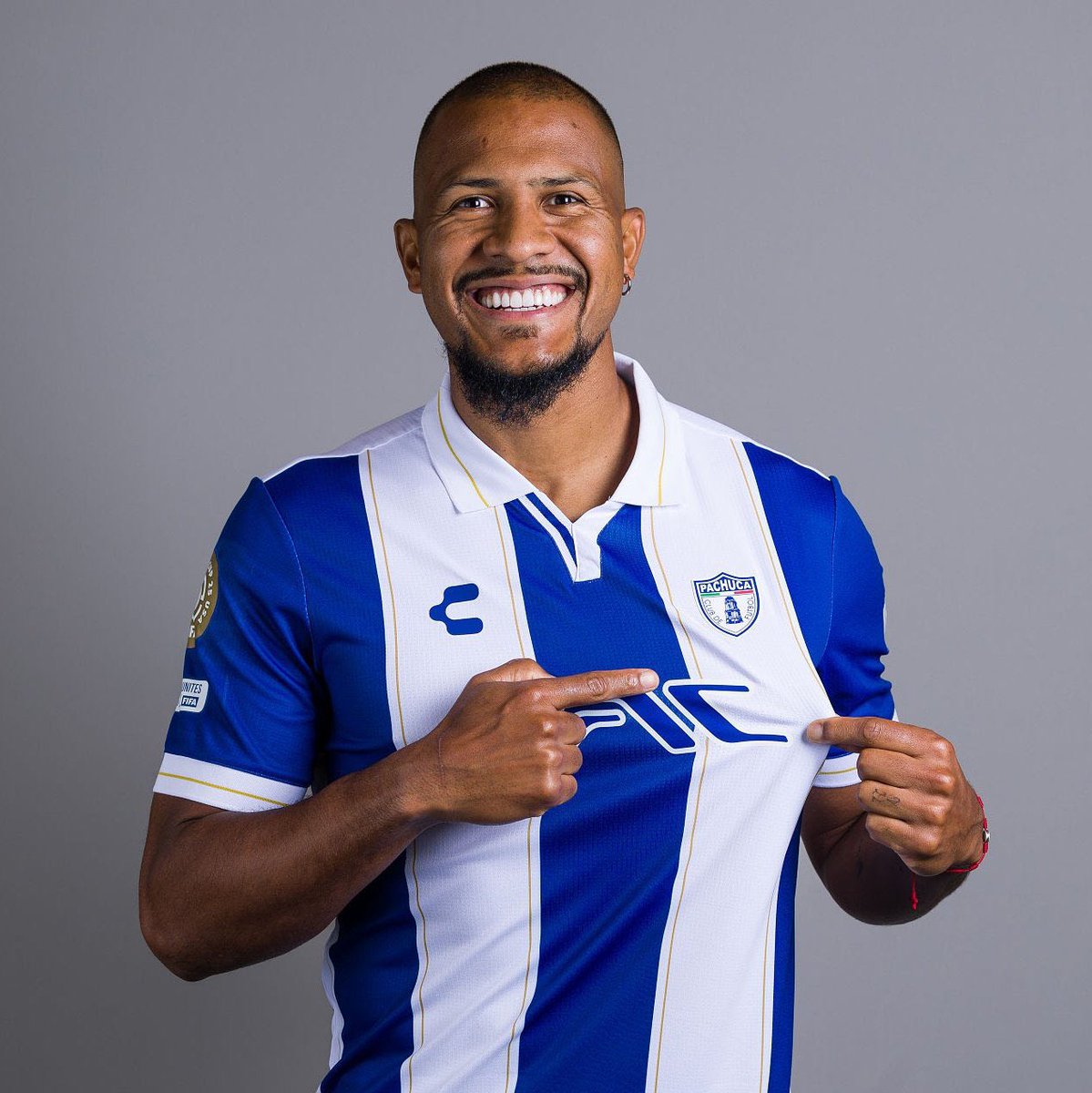 Mario Alberto Sánchez (@mariosanchezve) on Twitter photo ¡REGRESA A LA ÉLITE!
El delantero Salomón Rondón será nuevo refuerzo del Real Oviedo que ascendió a la Primera División de España, cerrando así su ciclo en el Pachuca de México.
Ambos clubes pertenecen al mismo grupo empresarial.
Información de <a href="/CLMerlo/">César Luis Merlo</a> ¡REGRESA A LA ÉLITE!
El delantero Salomón Rondón será nuevo refuerzo del Real Oviedo que ascendió a la Primera División de España, cerrando así su ciclo en el Pachuca de México.
Ambos clubes pertenecen al mismo grupo empresarial.
Información de <a href="/CLMerlo/">César Luis Merlo</a>