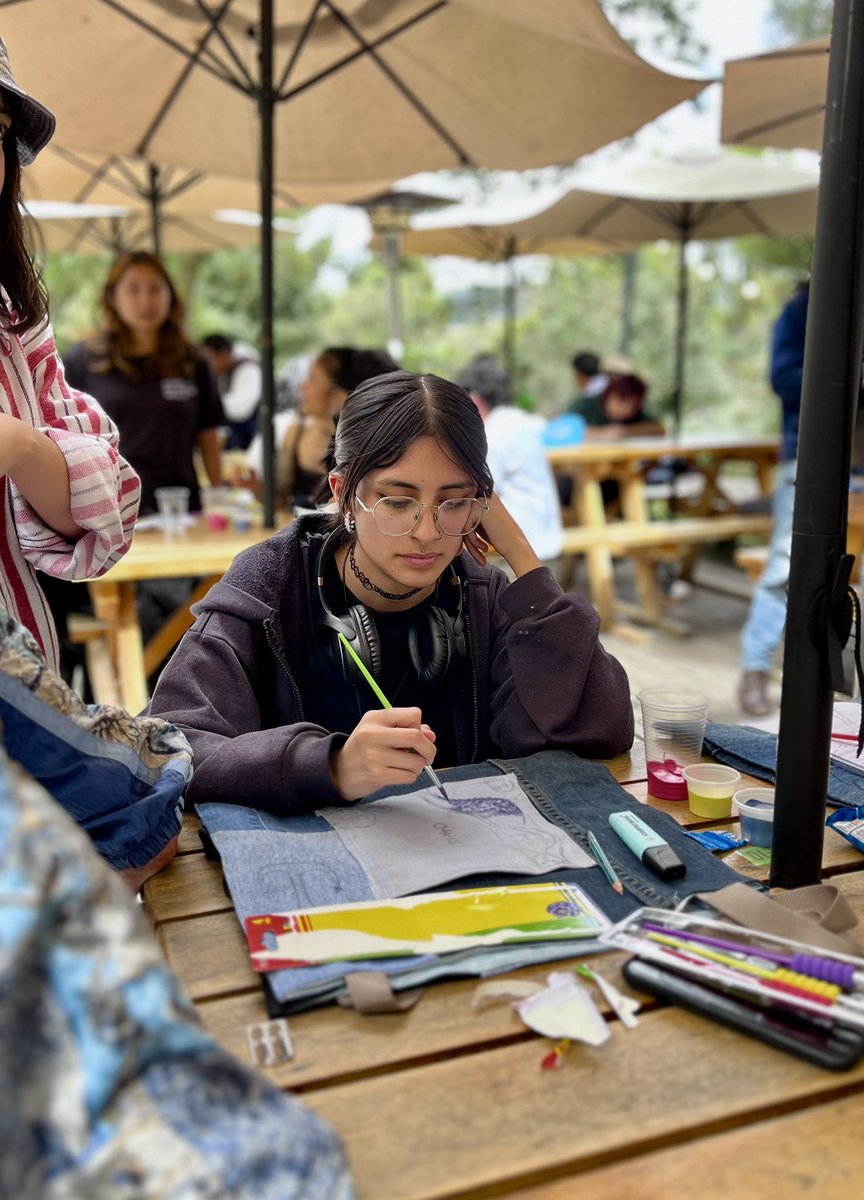 CulturaCUE's tweet photo. 🎨✨ Hoy el graffiti, el dibujo y la pintura tomaron el Paseo 3 de Noviembre con el circuito urbano #Tarqi. Activamos el espacio público con arte, color y actividades que conectaron a la ciudad 🚶♀️🖌️.
#ArteEnLaCiudad #EspacioPúblico #CuencaVive #CulturaActiva https://t.co/03YvVxUBzr