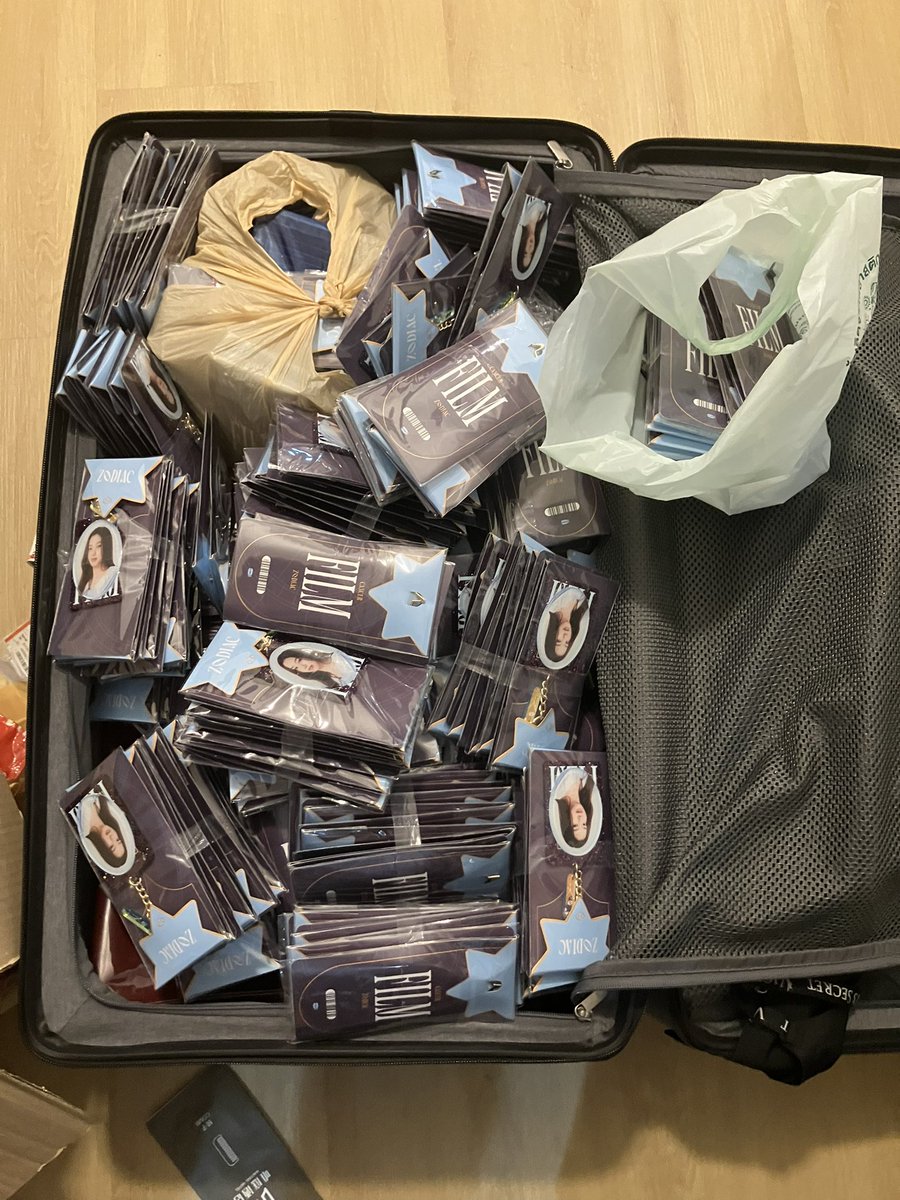 Sunmiwaipu's tweet photo. Take them back to CHINA 😊😊😊 about 15kg，410 key chains of nong film 
#filmracha 
#filmracha25thbd 
#filmrachanun https://t.co/tJEpeYCeqj