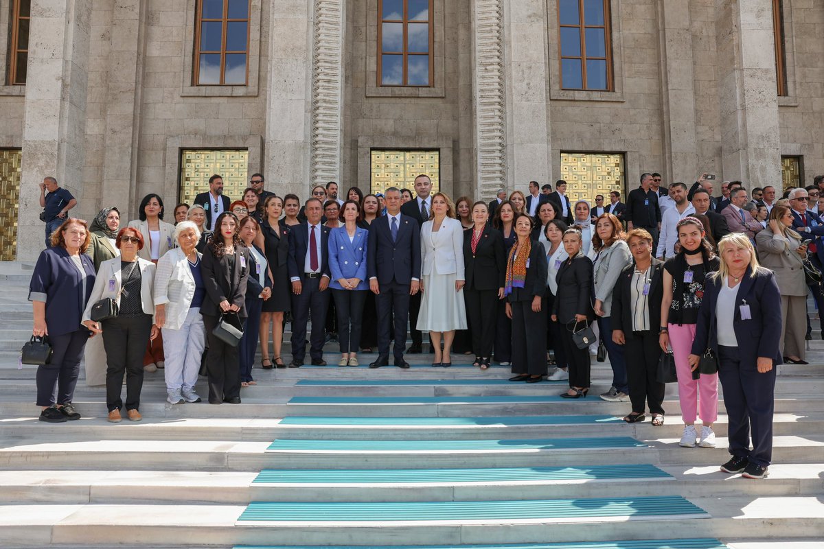 Cumhuriyet Halk Partisi, halkın sesidir.
Bugün, ülkemizin içinde bulunduğu şartlar altında en çok ihtiyaç duyduğumuz şey; akılcı, samimi, halkla iç içe bir muhalefettir.