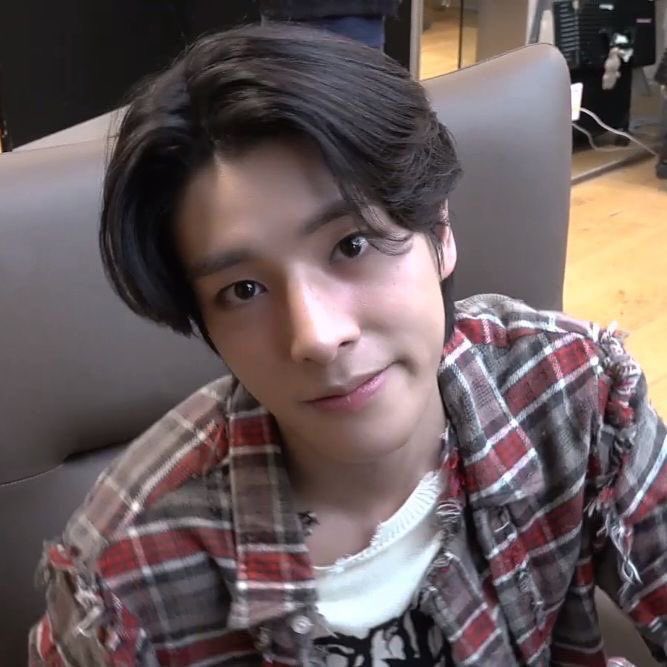 heeejaked's tweet photo. jake being THE babygirl of enhypen — a thread https://t.co/qovodpzWGB