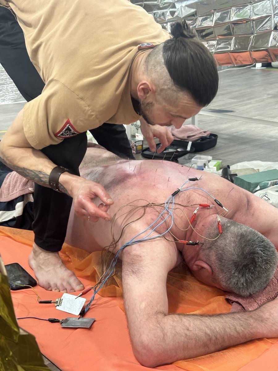 FrontlineMedic9's tweet image. ⛑️ PHYSIOTHERAPY: HELPING THE HELPERS 🧑⚕️
Although they do extraordinary things and are superheroes in many ways, stabilization point and medevac medics are humans as well and can suffer from chronic injuries and pain due to their work. Wearing standard protective gear like body…