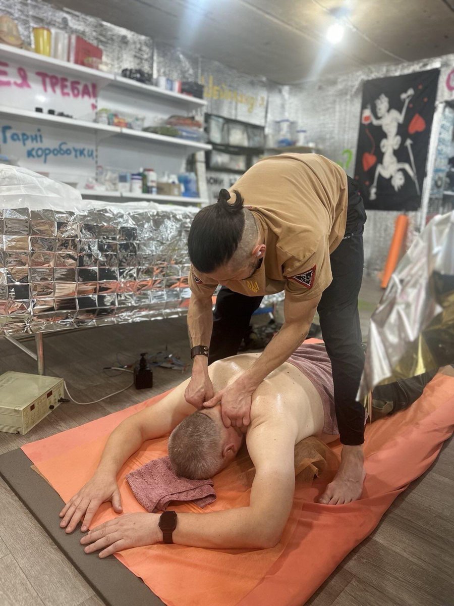 FrontlineMedic9's tweet image. ⛑️ PHYSIOTHERAPY: HELPING THE HELPERS 🧑⚕️
Although they do extraordinary things and are superheroes in many ways, stabilization point and medevac medics are humans as well and can suffer from chronic injuries and pain due to their work. Wearing standard protective gear like body…