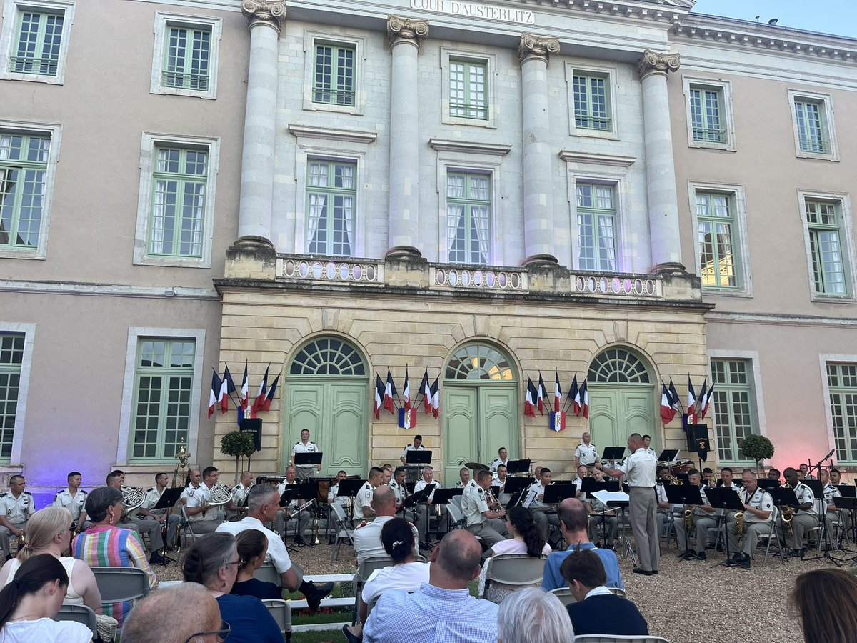 romain_lemoigne's tweet photo. 🎺 Concert de la Fête de #Trime 2025, dans la cour d’honneur du Prytanée National Militaire à #LaFlèche.

🇫🇷 La Musique de la #Légion étrangère et la Fanfare du #Prytanée réunies pour un concert d’exception, au profit des blessés de l’Armée de terre.

Magistral.

Comme on dit à La Flèche : « Honneur et Gloire au Vieux Bahut »
