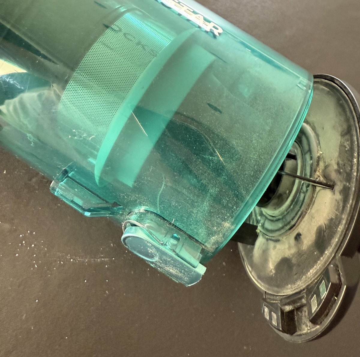 DrMoroli's tweet photo. Hola @CECOTECoficial, esta pestañita de plástico no ha durado ni tres meses. Un consejo: o la hacéis metálica o dais la posibilidad de comprar repuesto. 200€ tirados a la basura https://t.co/7E0bjBpznH
