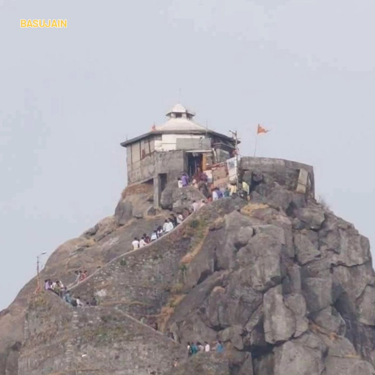 basuj018's tweet image. गिरनार की सबसे ऊंची चोटी (नेमिनाथ शिखर) पर नेमिनाथ मंदिर, 1964 में, इसके अवैध रूप से दत्तात्रेय मंदिर में परिवर्तित होने से पहले।

#savegirnar #girnar #Jain #JainMuni #jaindiksha #jaintradition #Jain #Jainism #gujrat #girnarparvat