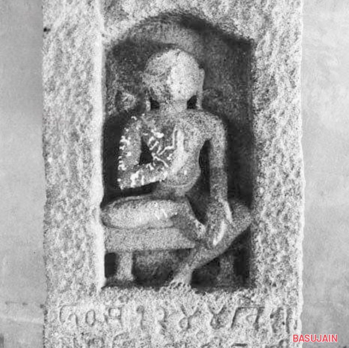 basuj018's tweet image. गिरनार की सबसे ऊंची चोटी (नेमिनाथ शिखर) पर नेमिनाथ मंदिर, 1964 में, इसके अवैध रूप से दत्तात्रेय मंदिर में परिवर्तित होने से पहले।

#savegirnar #girnar #Jain #JainMuni #jaindiksha #jaintradition #Jain #Jainism #gujrat #girnarparvat