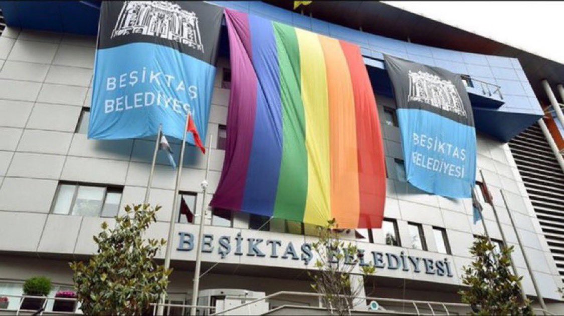 Biz Arap mıyız Filistin bayrağını asalım diyenler; siz g⚽️tveren misiniz ki LGBT bayrağı asıyorsunuz?
