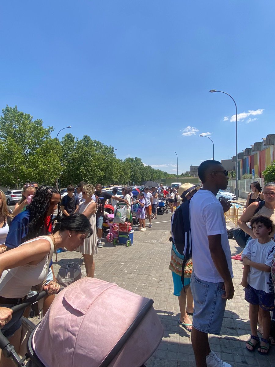 EdgarCorbalan's tweet photo. Hoy en la piscina de Getafe de la Alhóndiga-SectorIII, nos han dejado a las 15.00h a pleno sol, a 40grados en la calle, por aforo completo, una cola de más de 200 personas, más 2 horas de espera, sin soluciones…Trato vergonzoso y mala gestión… @aytogetafe @DeporteGetafe https://t.co/YWV1qbSluP