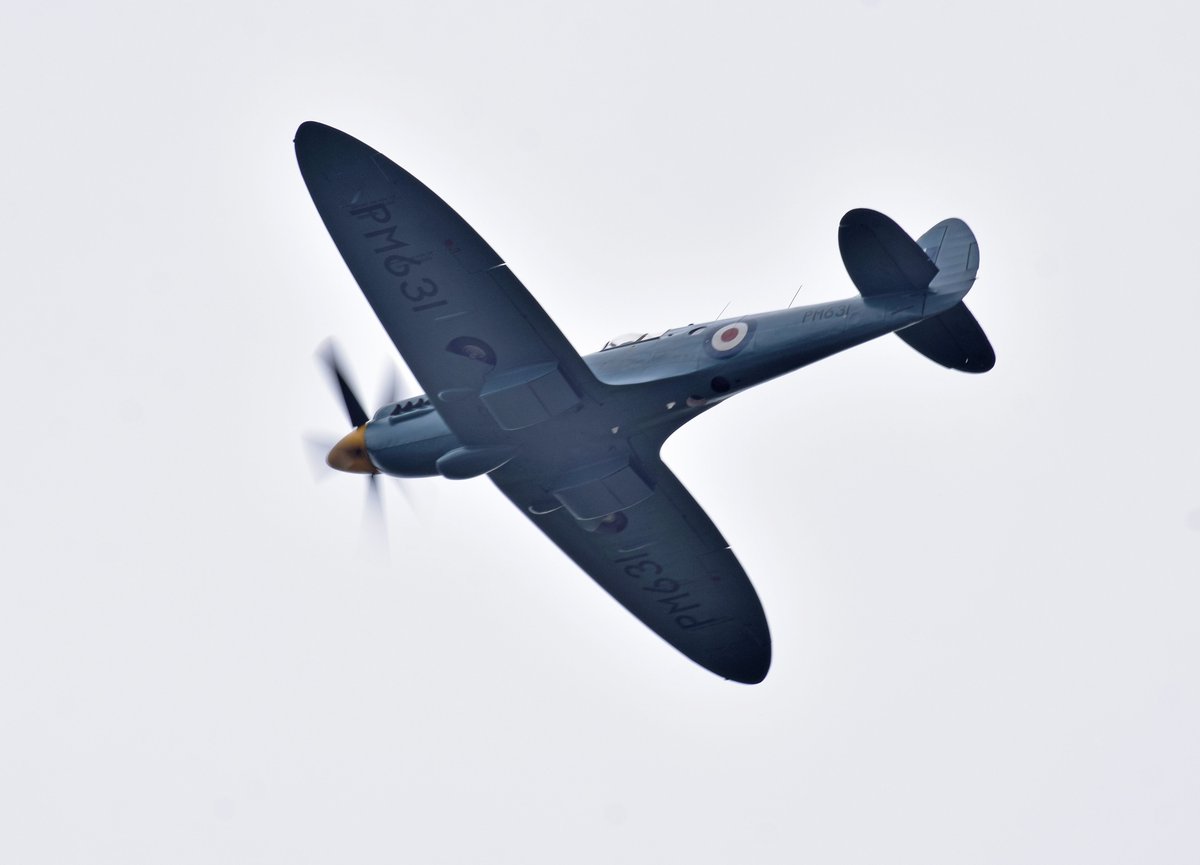 Burntime0101's tweet image. The @RAFBBMF Spitfire XIX over #tankfest today drowning out (at least temporarily) the RR Meteors on the ground.😎