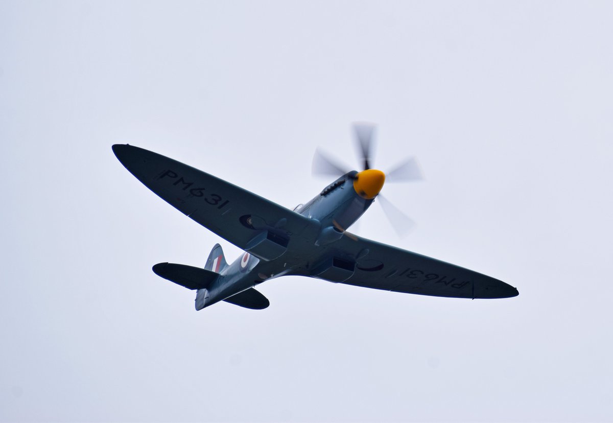 Burntime0101's tweet image. The @RAFBBMF Spitfire XIX over #tankfest today drowning out (at least temporarily) the RR Meteors on the ground.😎