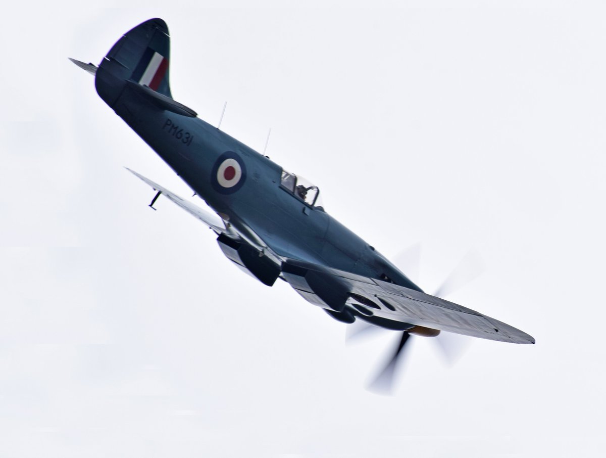 Burntime0101's tweet image. The @RAFBBMF Spitfire XIX over #tankfest today drowning out (at least temporarily) the RR Meteors on the ground.😎