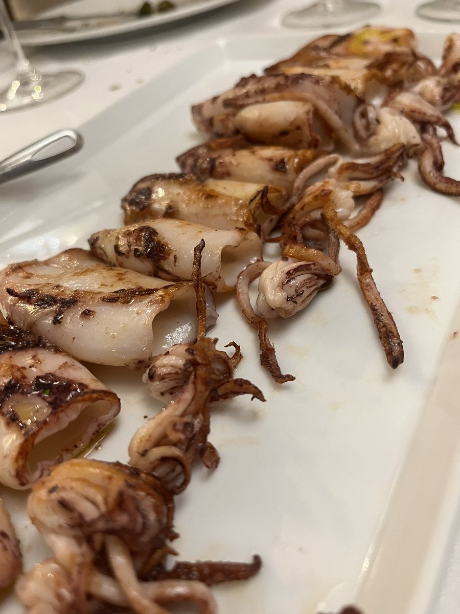 @marañones trabajan la viña con respeto, cuidando cada cepa como si fuera única.
🍇 Vinos de altura, honestos y con alma, nacidos en la Sierra de Gredos.
🍷 Vinos que hablan de paisaje.

#BodegasMarañones #Gredos #VinosDeAltura