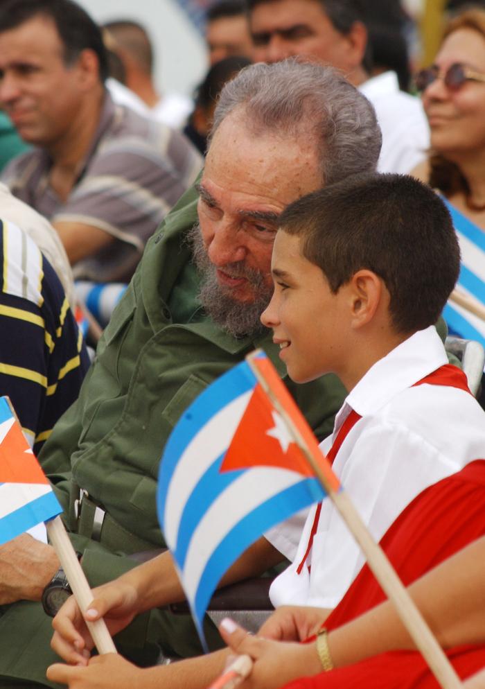 BrunoRguezP's tweet photo. Se cumplen 25 años del regreso a su Patria del niño Elián González junto a su padre.

Fue una victoria del pueblo de #Cuba sobre sectores anticubanos, bajo el liderazgo del Comandante en Jefe Fidel Castro, que contó con apoyo popular estadounidense y la solidaridad internacional. https://t.co/uI3iitbhFb