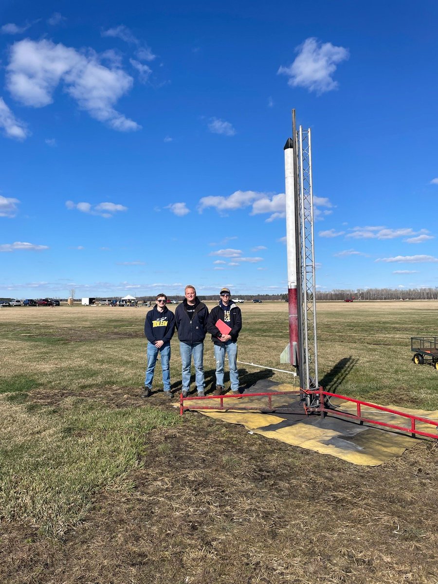 lucaspforpres's tweet photo. 3 years of breathing in fiberglass and microplasics as @utrocketry President is now done. Lot of lost sleep leading engineers in 3 different competitions, but it was an experience I will never forget. This club has certainly made me excited for my future in the space industry 🚀 https://t.co/P8xG0gLN0c