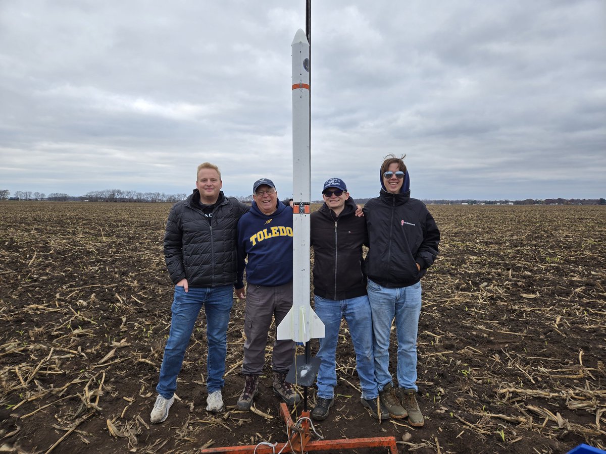 lucaspforpres's tweet photo. 3 years of breathing in fiberglass and microplasics as @utrocketry President is now done. Lot of lost sleep leading engineers in 3 different competitions, but it was an experience I will never forget. This club has certainly made me excited for my future in the space industry 🚀 https://t.co/P8xG0gLN0c