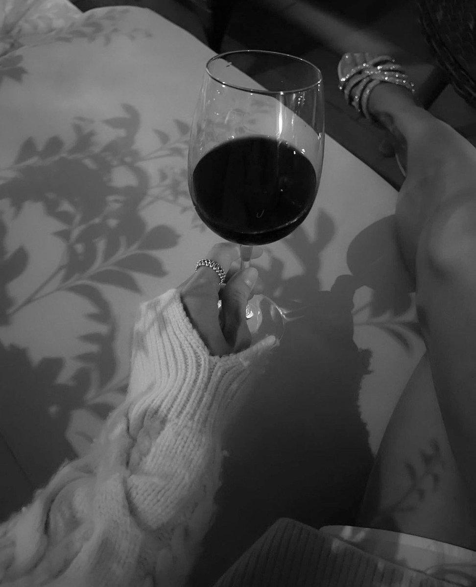 poetryinsunsets's tweet photo. It’s wine o’clock https://t.co/E4Uq7yJAts