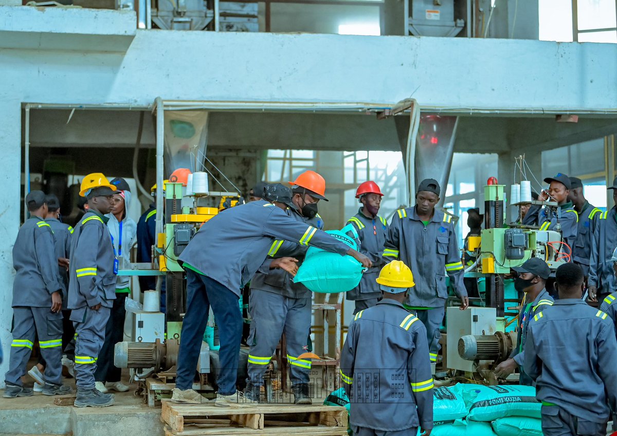 Images de la coupure du ruban inaugurale de l’usine ITRACOM par SE <a href="/SuluhuSamia/">Samia Suluhu</a>, en compagnie de SE <a href="/GeneralNeva/">SE Evariste Ndayishimiye</a> et SE <a href="/Burundi1stLady/">Angeline Ndayishimiye Ndayubaha</a>, avant une visite guidée de cette usine d’origine burundaise, fabriquant les engrais organo-minerales à fort impact sur le rendement agricole