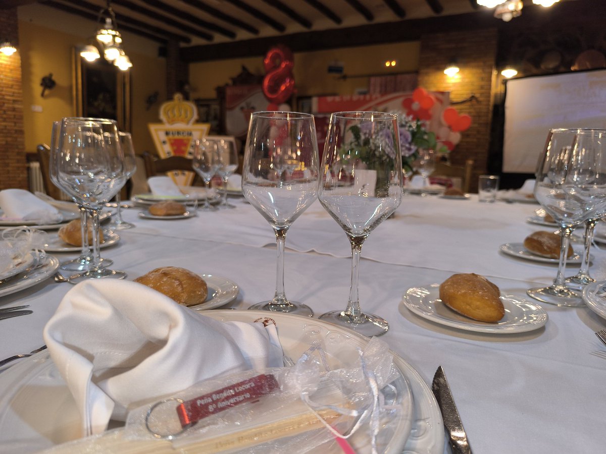 P_BenditaLocura's tweet image. Hoy culmina el trabajo de 4 personas que durante 2 meses han dedicado de su tiempo por qué un gran puñado de #murcianistas pasen una noche que tanto merecen

Hoy celebramos nuestro 8° #aniversario con muchas ganas e ilusión

Os aseguramos que será la mejor gala #PBL 😉💪