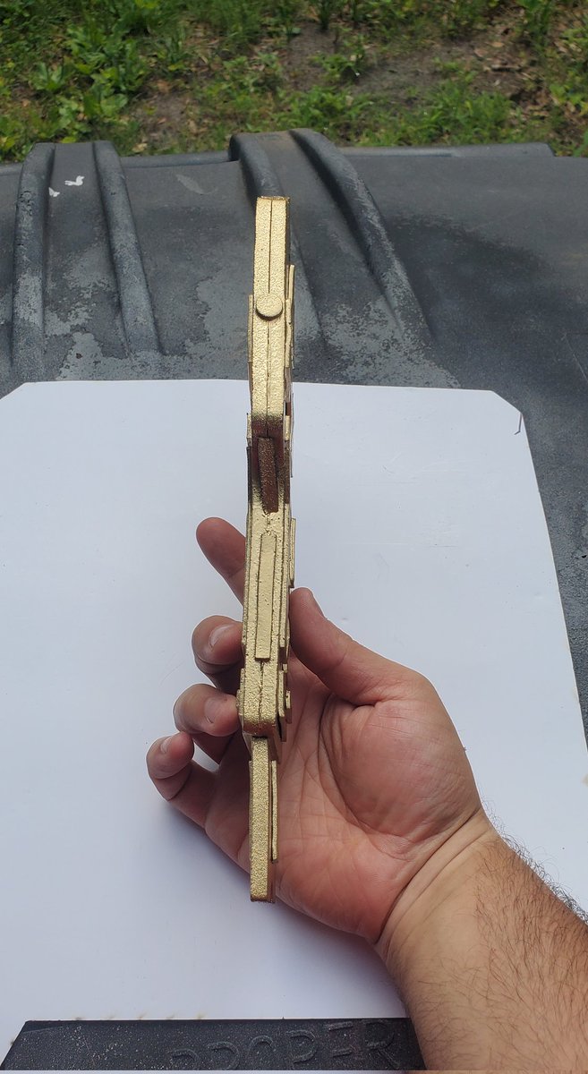 SirnaCosplay's tweet image. Finished my Key to #vectorsigma ! Made from #evafoam, I designed and laser cut the whole thing. I love how the gold came out.

#Transformers #cosplay #cosplayer #autobot #Decepticon #cosplaywip #cosplayprop #macaddam #morethanmeetstheeye #thetransformers