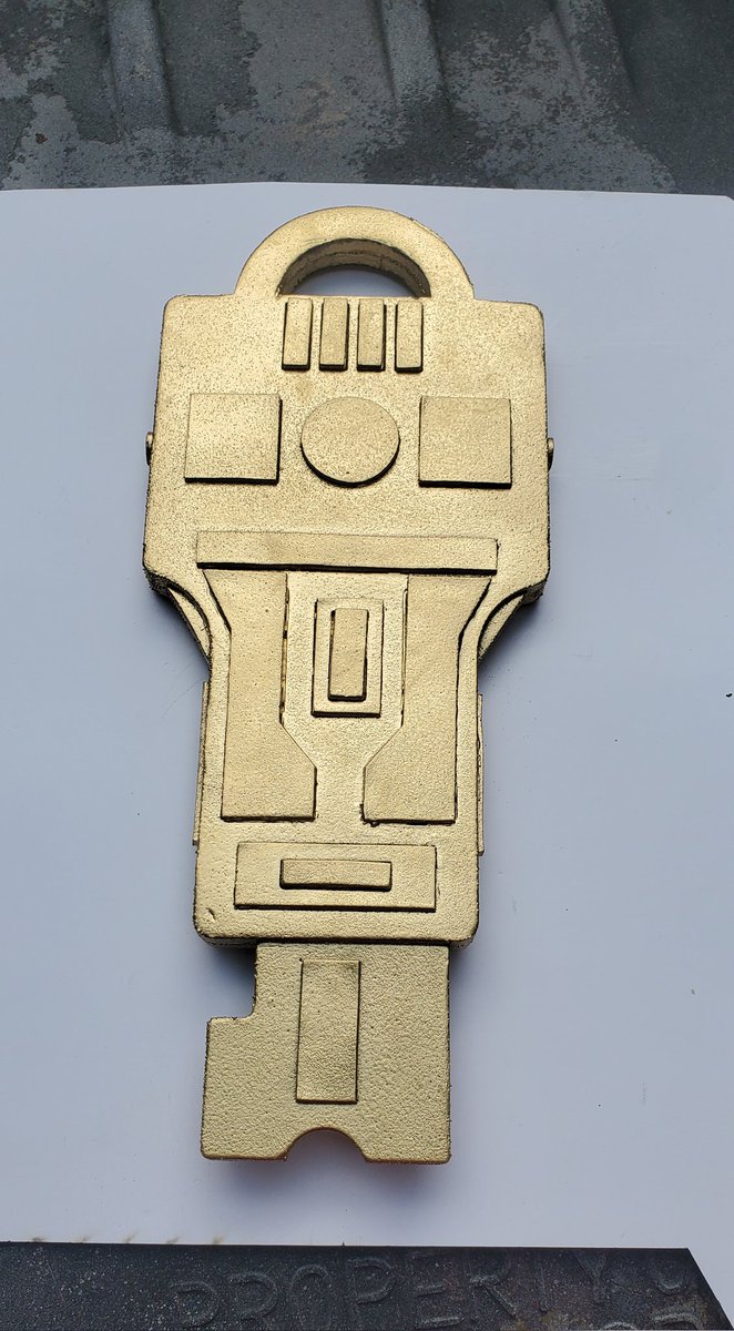SirnaCosplay's tweet image. Finished my Key to #vectorsigma ! Made from #evafoam, I designed and laser cut the whole thing. I love how the gold came out.

#Transformers #cosplay #cosplayer #autobot #Decepticon #cosplaywip #cosplayprop #macaddam #morethanmeetstheeye #thetransformers
