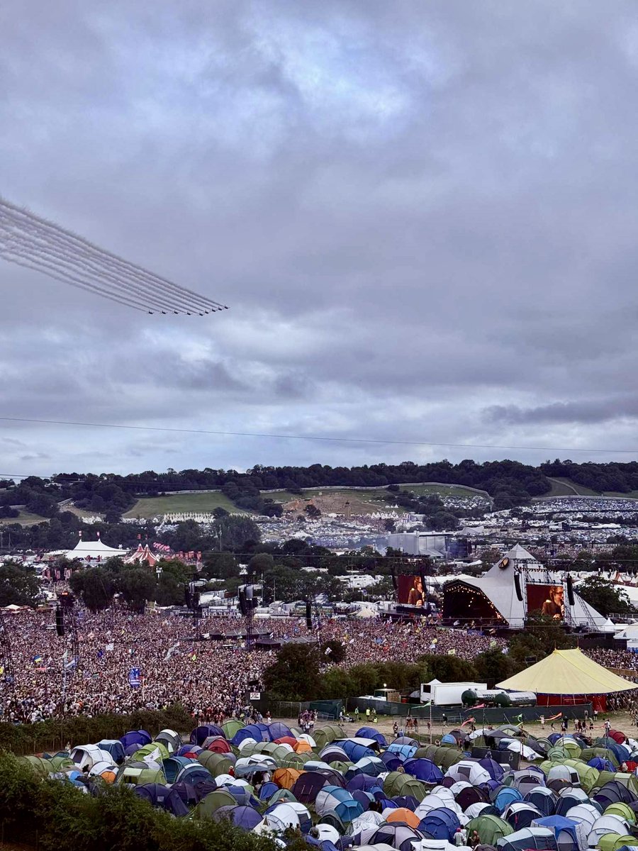 The wonderful Red Arrows have put in an appearance at the Pyramid Stage 😍

#Glastonbury