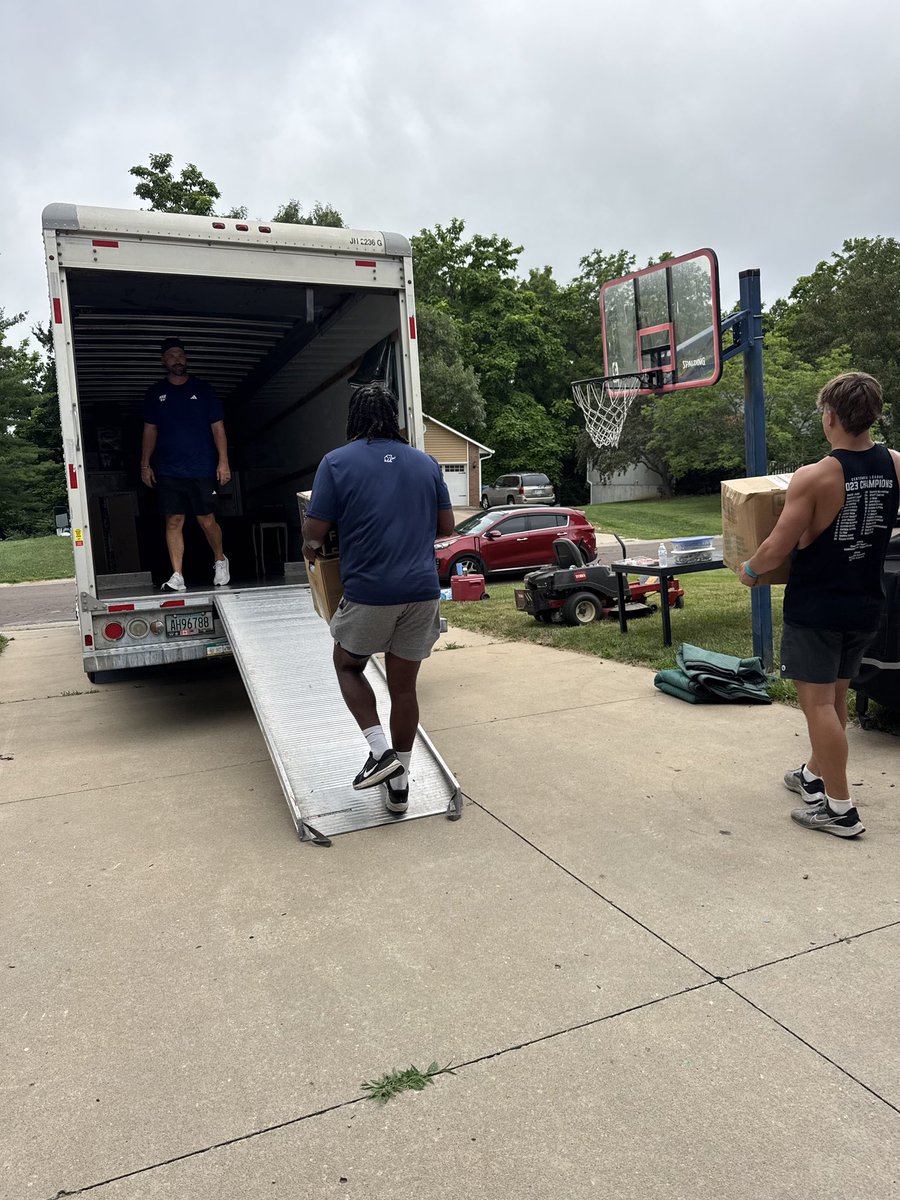 Shout out to <a href="/IchabodFTBL/">Washburn Football</a> with the muscle for the move! 
💙🏈🚚
#BeTheStandard