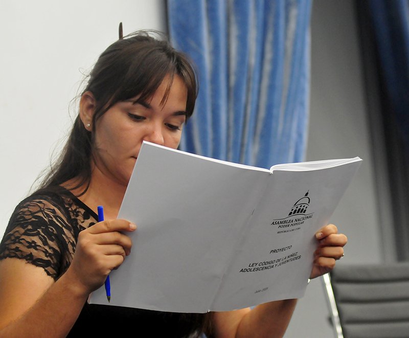 GerardoVel22904's tweet image. @GerardoVel90013 ¡¡¡ Discuten y analizan Diputados a la Asamblea Nacional de #PoderPoder (ANPP) de #Cuba, los proyectos de ley «Del Registro Civil» y «Código de la Niñez, Adolescencias y Juventud» , presidido por @EstebanLazo13. #Institucionalizacion #CubaVencerá!!!