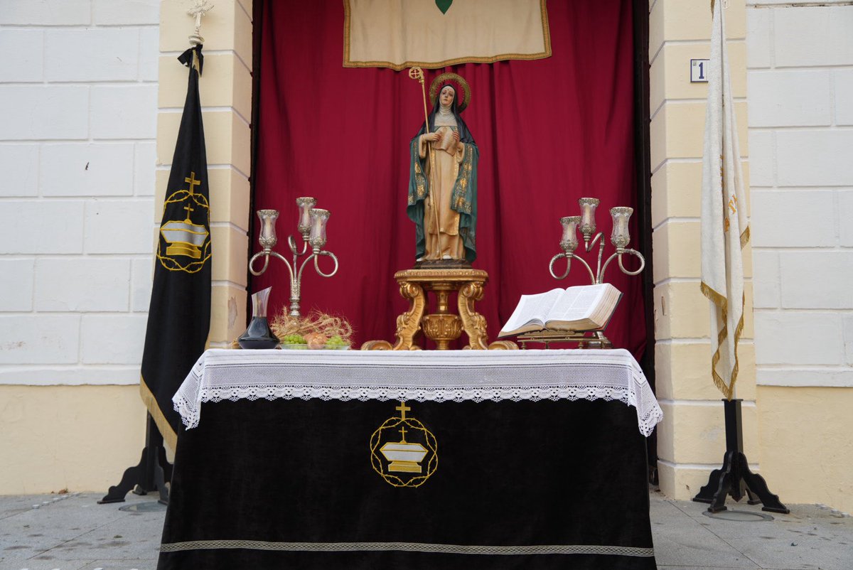 aytovvaserena's tweet photo. La alcaldesa Ana Belén Fernández visita los diversos altares en la Fiesta de Espigas que organiza la Adoración Nocturna con motivo del Año Jubilar y en el que participa la Junta de Cofradías. Unos altares elaborados por las distintas cofradías y hermandades, ubicados en la https://t.co/L5zXj3KEXV