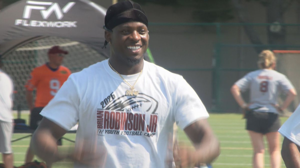 martyhudtloff's tweet image. Today was a big day for kids football camps in Charlottesville. Washington Commanders RB Brian Robinson Jr. had his camp at STAB. Notre Dame receivers coach Mike Brown held his camp at Monticello HS. See it on @29NewsWVIR at 6pm on Virginia Weekend.