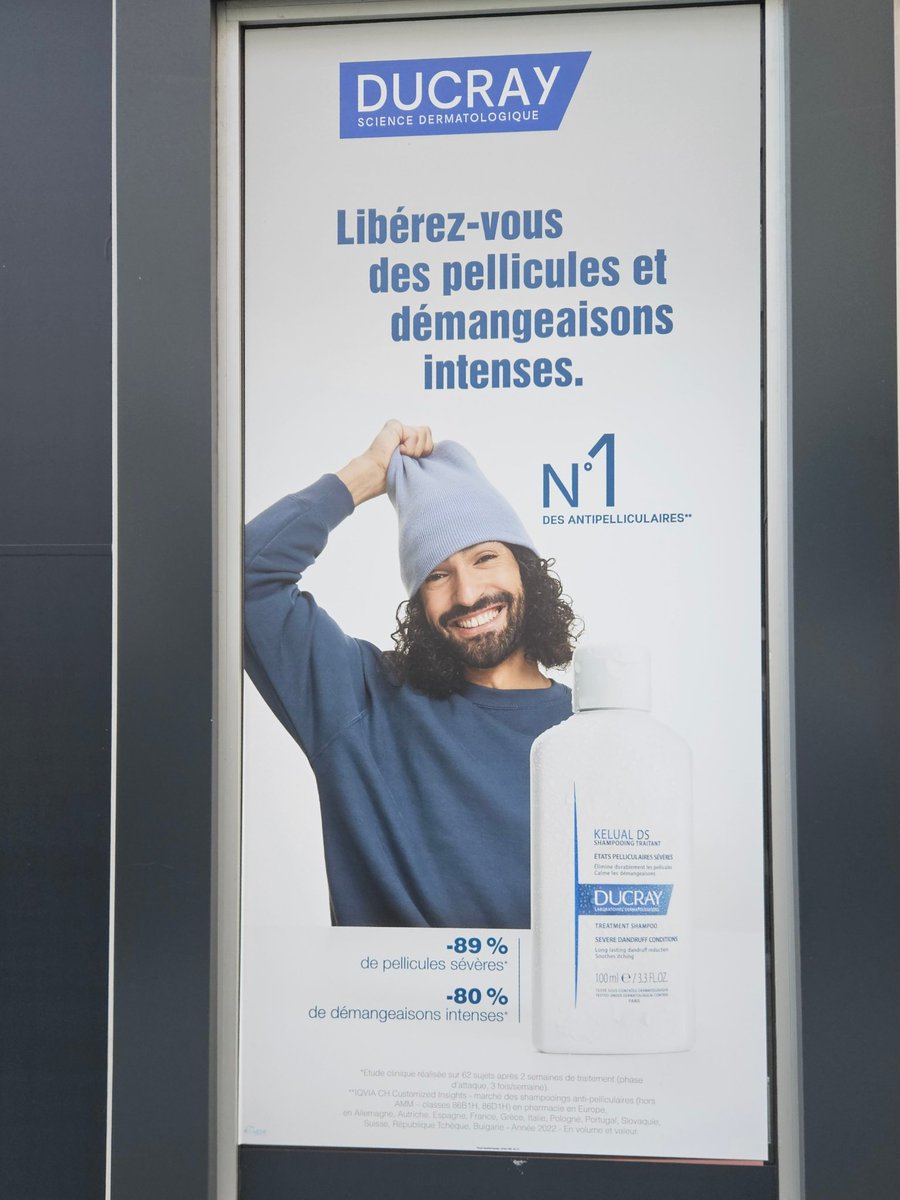Ah ouais Navy Blue il passe de modèle pour les drop Supreme aux affiches sur les pharmacies