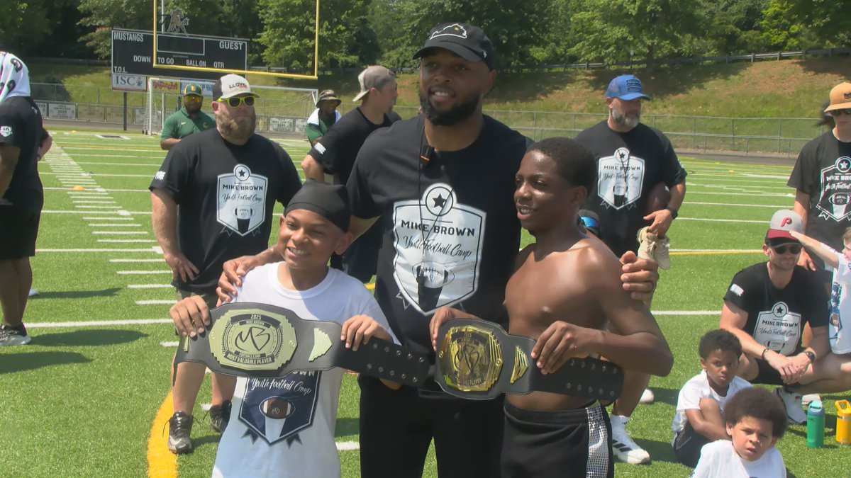 martyhudtloff's tweet image. Today was a big day for kids football camps in Charlottesville. Washington Commanders RB Brian Robinson Jr. had his camp at STAB. Notre Dame receivers coach Mike Brown held his camp at Monticello HS. See it on @29NewsWVIR at 6pm on Virginia Weekend.