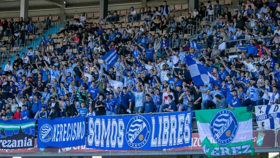 Franqb_82's tweet photo. Por la misma situación pasaron los aficionados del #XDFC, ahora son dueños de su destino.
AHORA ES EL MOMENTO DE SER VALIENTE
#AZULINOS #SFDO https://t.co/2WPSaMZ5hb