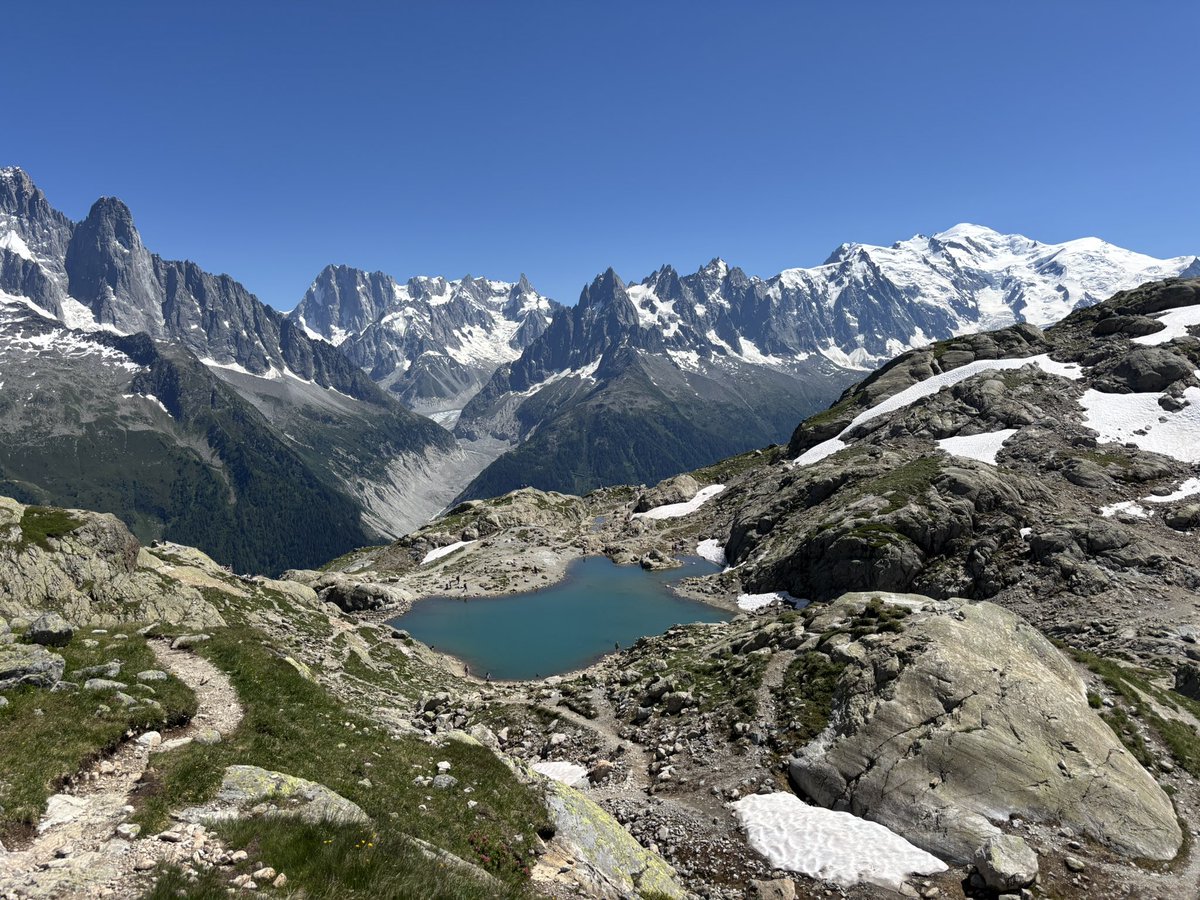 mario_manresa's tweet image. Stage 6 of my #TMB leads me to cross the 100km and 7,000mts combined elevation gain lines. It also means views like the ones below. Thank you all friends and colleagues for your donations to the team challenge fundraiser for @CrohnsColitisFn. Still time to be part!