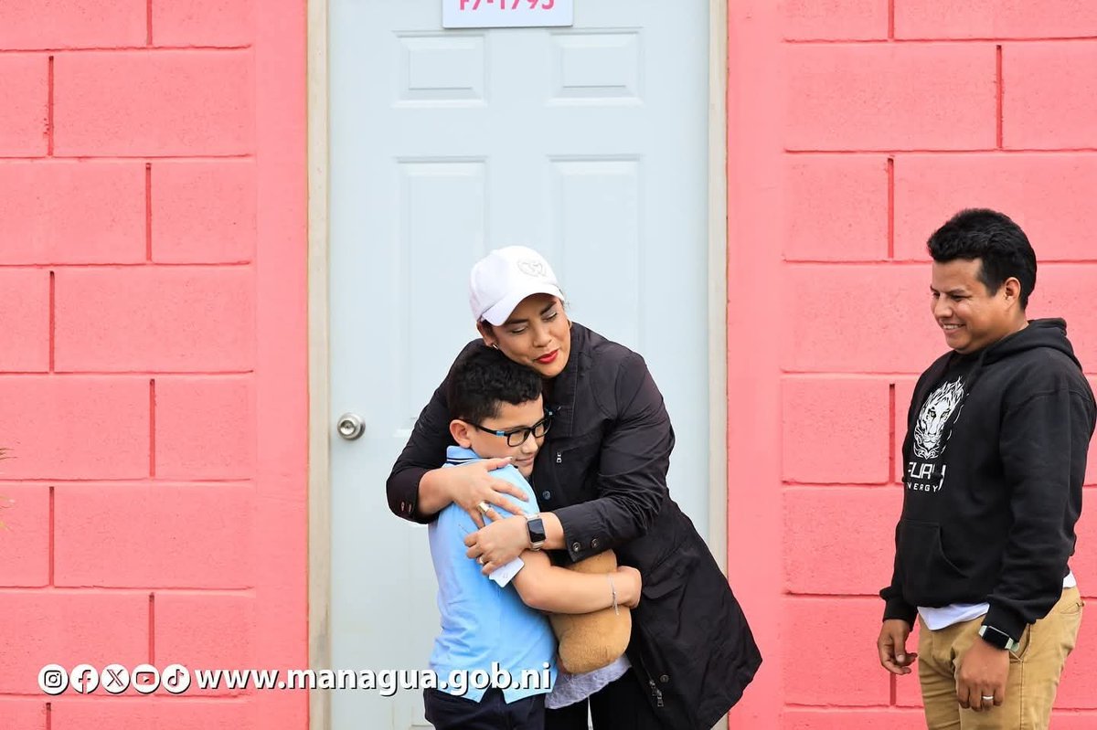🏡✨ 100 familias recibieron hoy sus viviendas en Caminos del Río, DVII Managua, gracias al Programa Bismarck Martínez.

Entre abrazos y sonrisas, celebran un futuro más seguro y digno.

Con esta entrega, ya son más de 1,800 familias con hogar propio.  #Nicaragua #viviendadigna