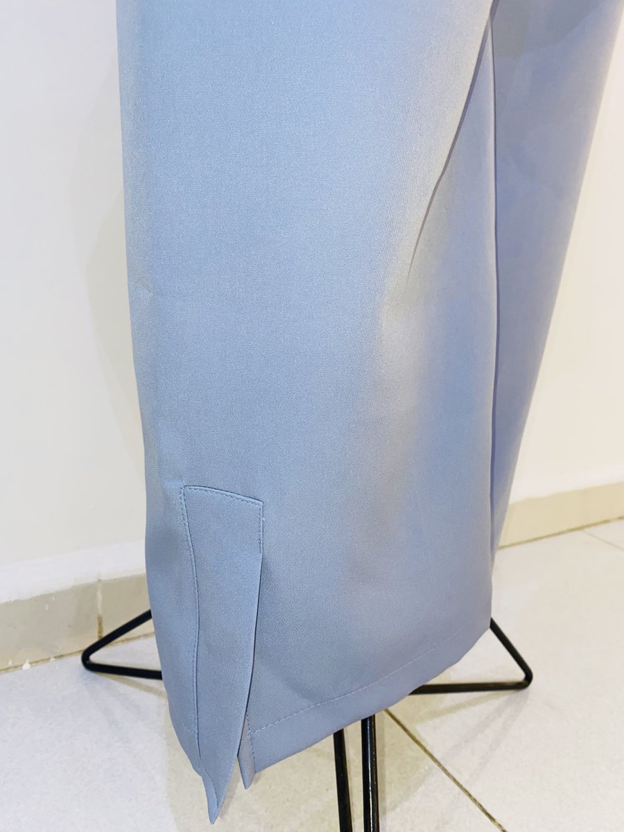 سكراب نسائي طويل مع ازرار و جيب مائل و فتحه في البنطلون 
متوفر بأكثر من لون 
زيتي، اسود، كحلي، بيج ،احمر،  وردي ،بني ،ازرق ملكي، ابيض  
متوفر بجميع المقاسات

متوفر للحجز