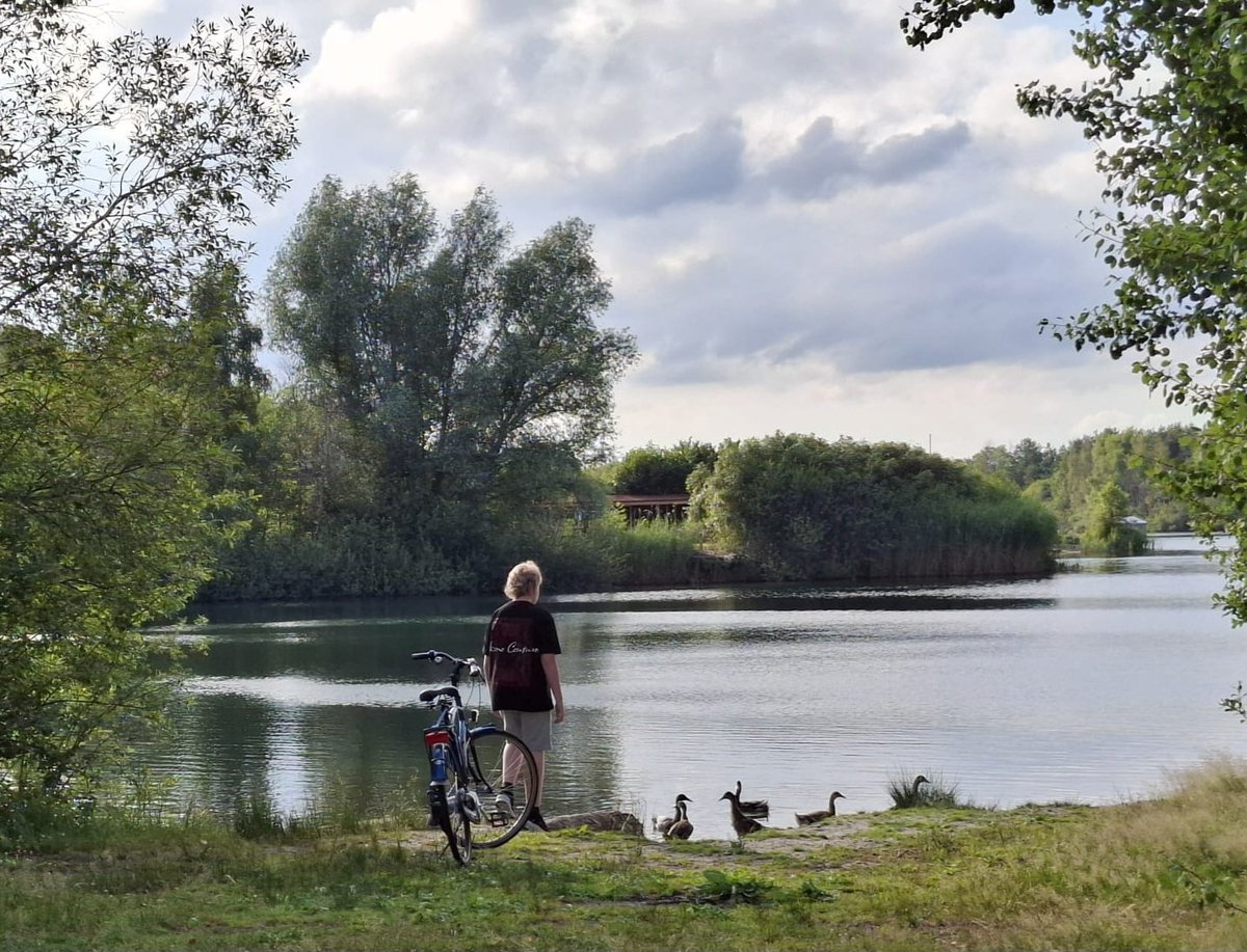 #verkeersongeluk 
Het gaat goed met onze zoon! 
Na bijna 4 maanden gaat het herstel nu echt goed.
Een belangrijke mijlpaal vandaag. Samen met zijn 13 jarige zoon op stap. Hij op de scootmobiel,  zoontje op de fiets.Samen rond het dorp gereden.Samen een ijsje. Zo gelukkig die twee
